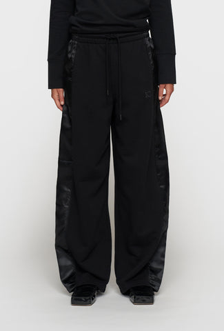 Spodnie o luźnym kroju w czarnym kolorze z modnym lampasem