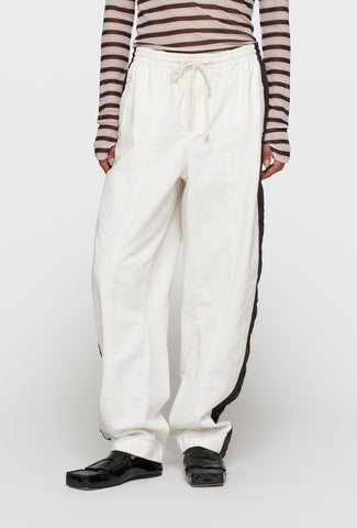 Luźne białe spodnie z kontrastowym czarnym lampasem bocznym