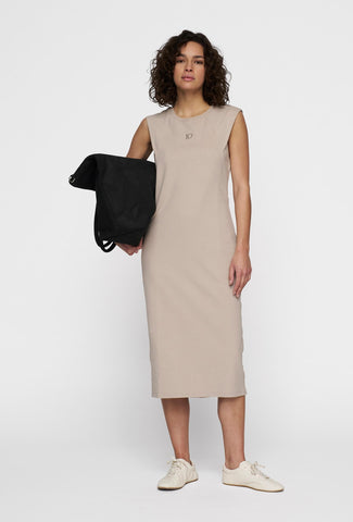 Sukienka o dopasowanym kroju w beżowym kolorze