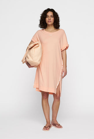T-shirtowa sukienka z krótkim rękawem w brzoskwiniowym kolorze