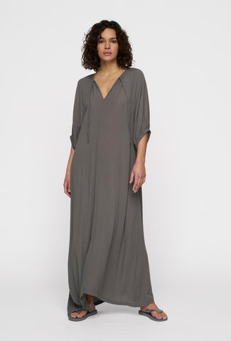 Długa sukienka w szarym kolorze z marszczonym rękawem