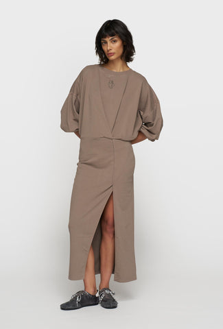 Długa beżowa sukienka z dzianiny z kopertowym dekoltem