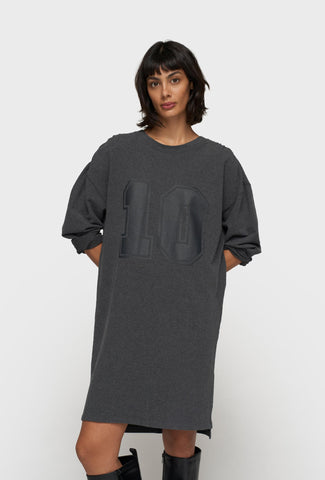 Luźna sukienka o sportowym charakterze