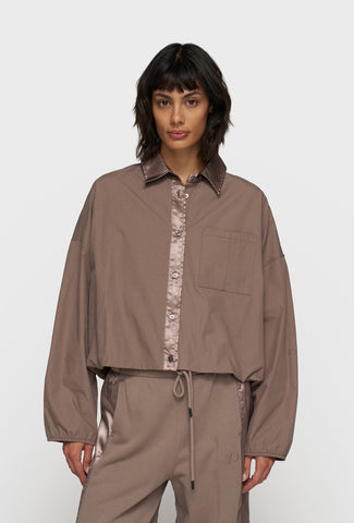 Krótka luźna koszula z satynowymi detalami i sportowym wykończeniem