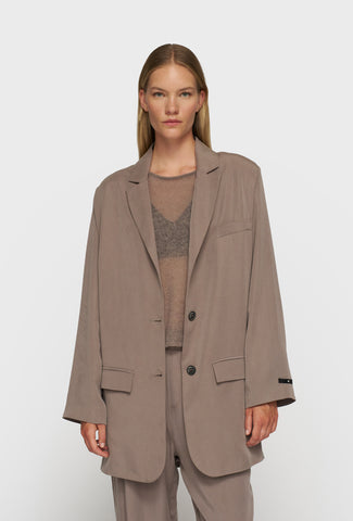 Luźna marynarka z brązowej tkaniny z dwiema kieszeniami