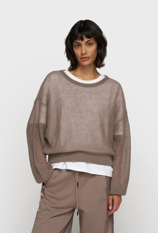 Lekki ażurowy sweter w kolorze taupe z luźnym krojem