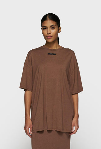 Brązowy t-shirt oversize z minimalistycznym logo