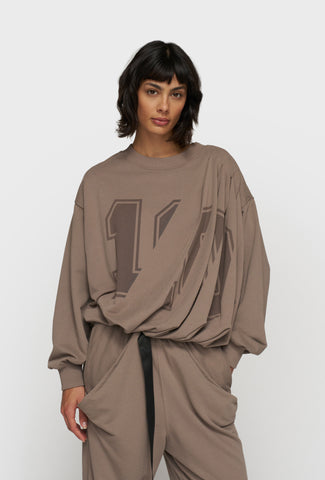 Asymetryczna skrócona bluza dresowa z innowacyjnym drapowaniem taupe