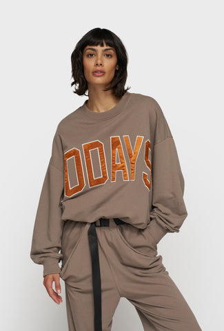 Brązowa bluza z błyszczącymi pomarańczowymi literami