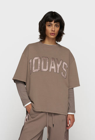 Luźny T-shirt w kolorze mokka z satynową aplikacją