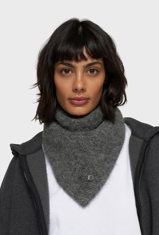 Wełniany trójkątny komin w ciemnoszarym kolorze