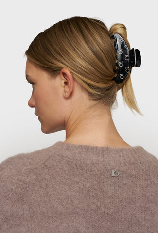 Duża czarna klamra do włosów z białym logotypem