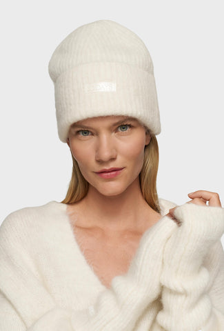 Ciepła czapka w jednolitym kremowym kolorze