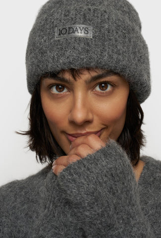 Ciepła czapka w ciemnoszarym kolorze