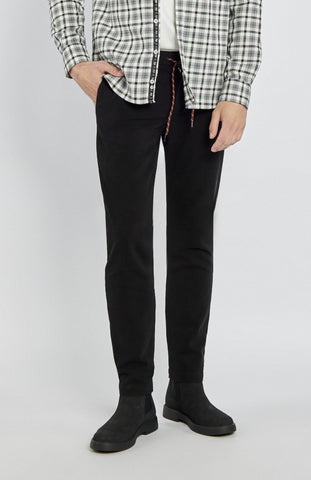 Męskie spodnie czarne ze sportowym sznurkiem regulującym pas