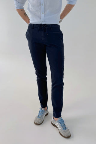 Bawełniane spodnie ze zwężaną nogawką i wiązaniem