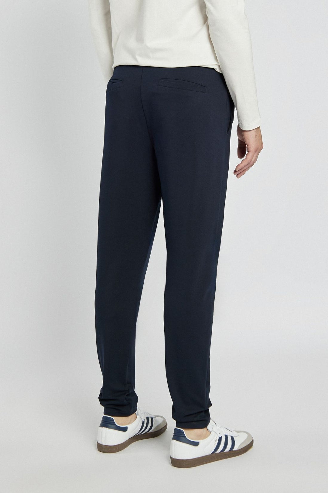 Granatowy komplet dresowy w miejskim stylu