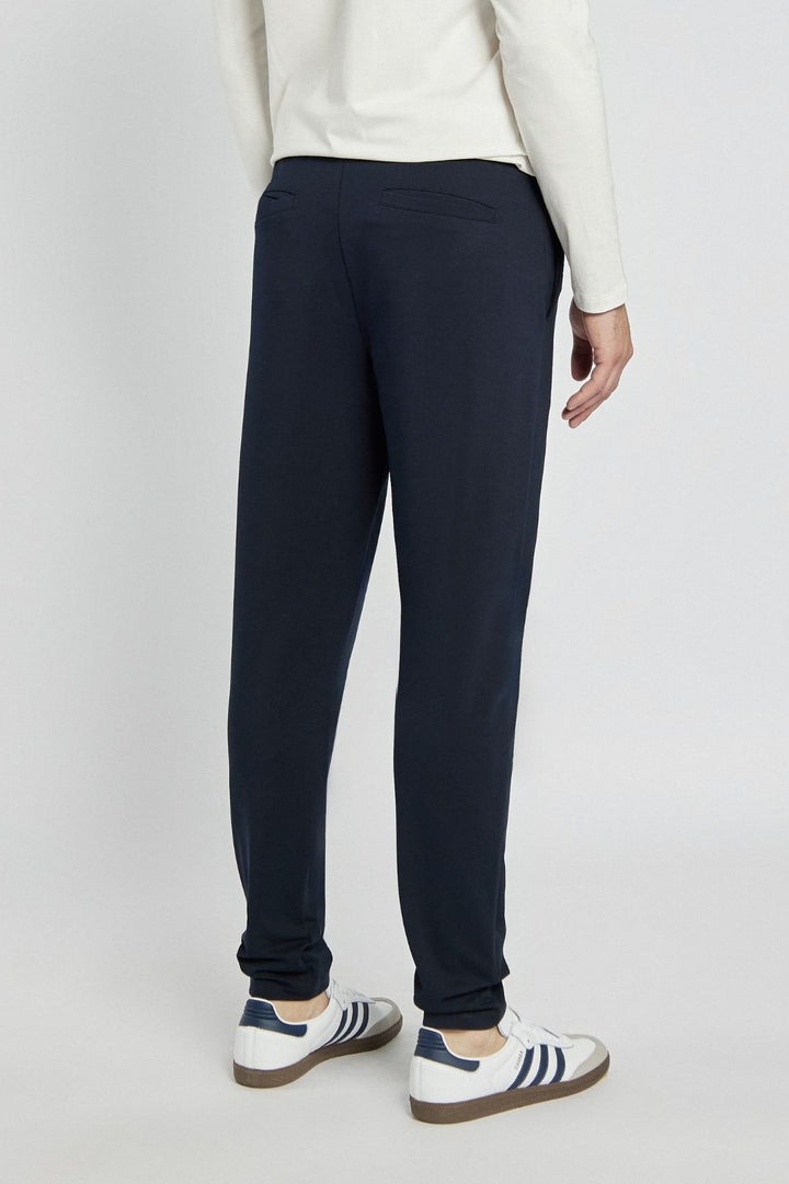 Granatowy komplet dresowy w miejskim stylu