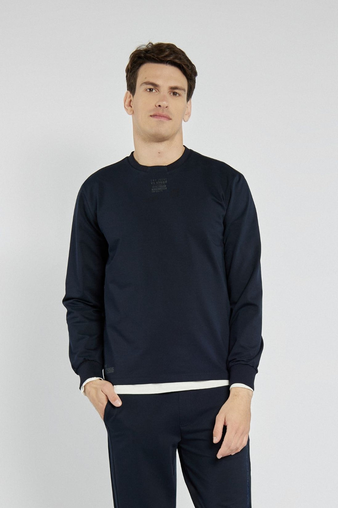 Granatowy komplet dresowy w miejskim stylu