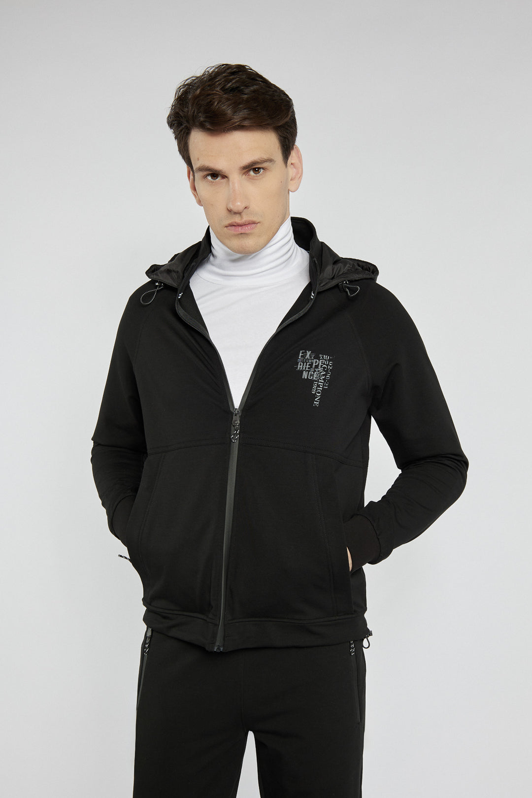 Czarny komplet dresowy w sportowym stylu