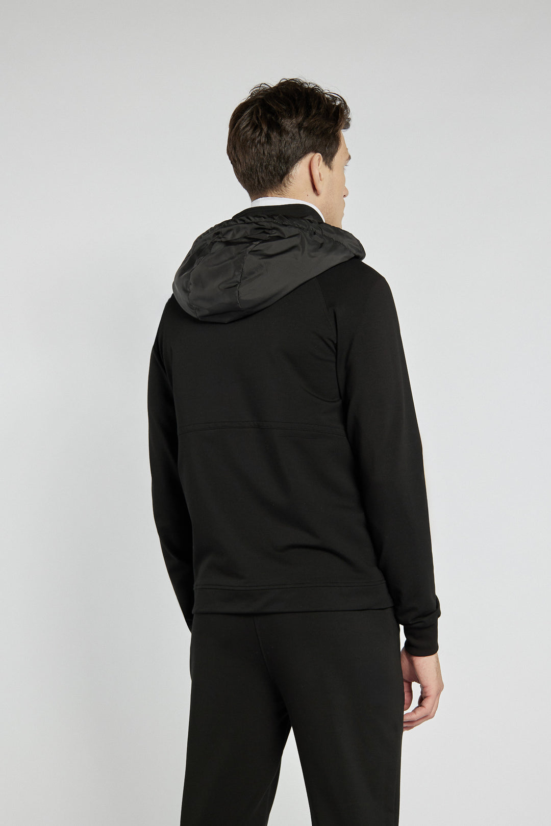 Czarny komplet dresowy w sportowym stylu