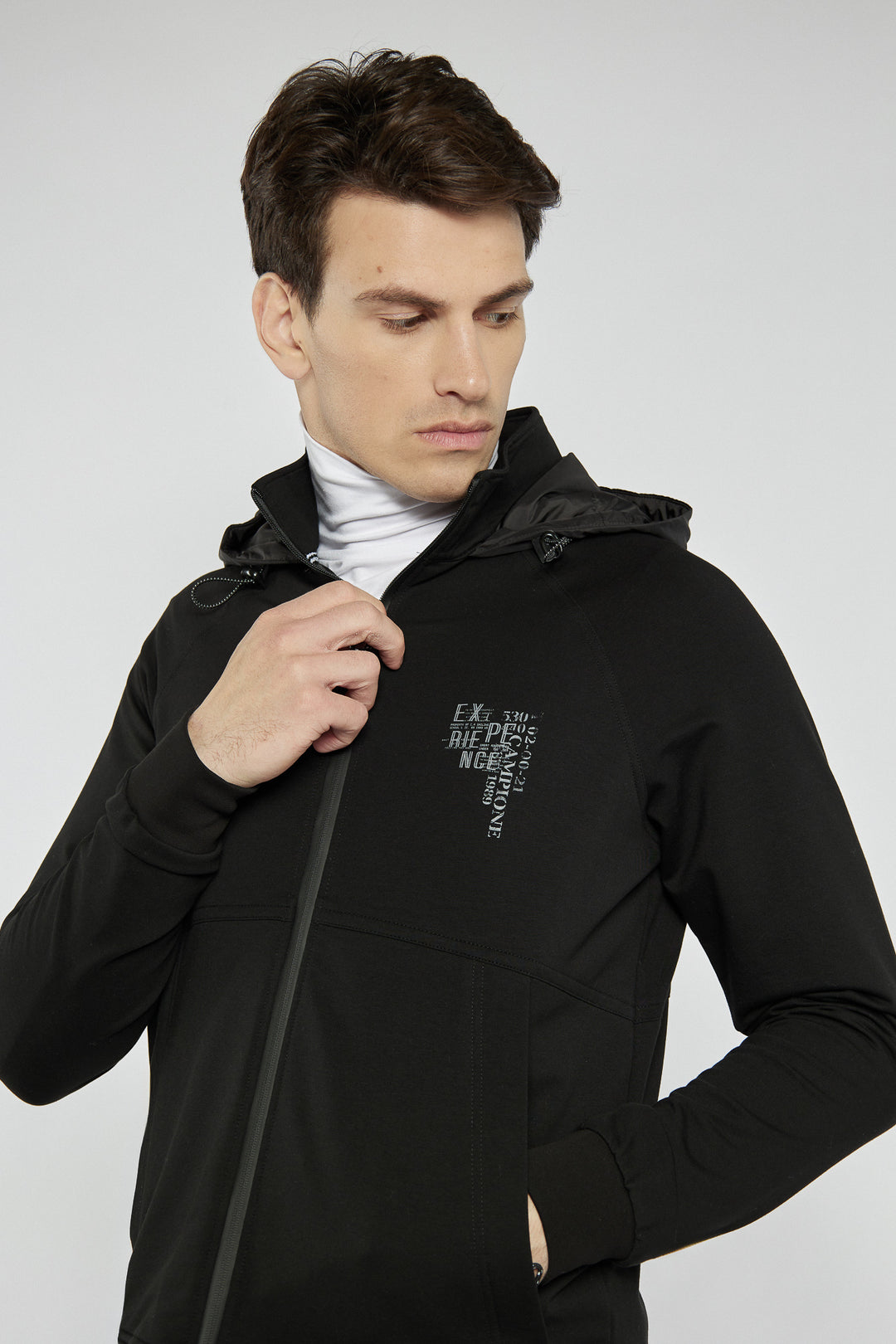 Czarny komplet dresowy w sportowym stylu