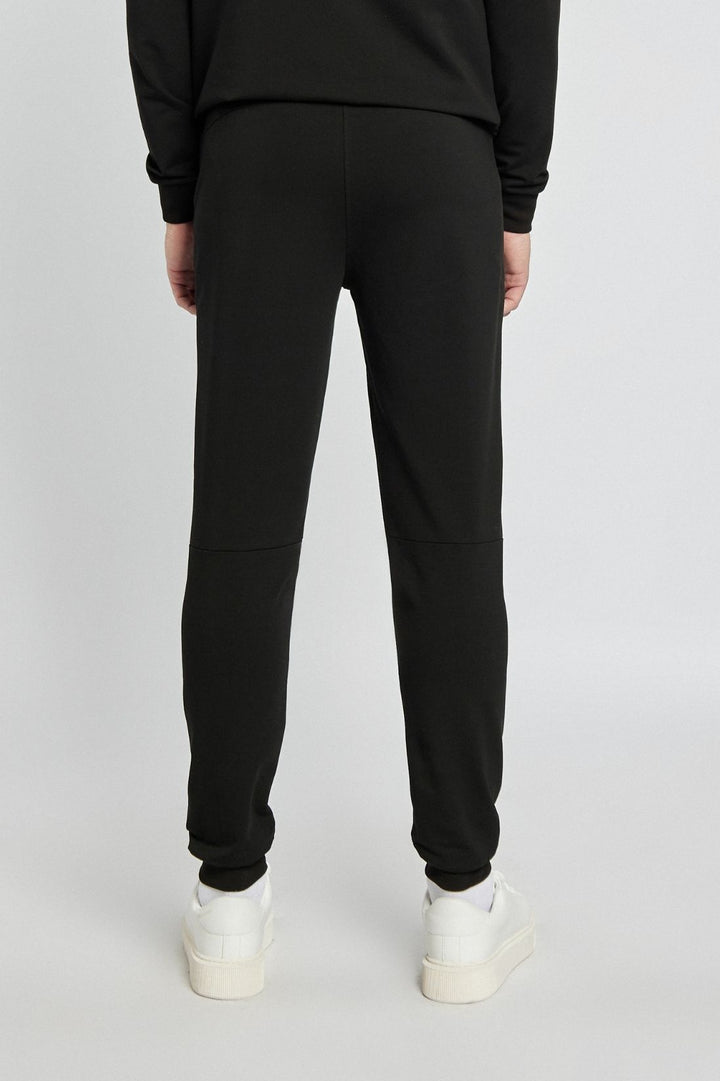 Czarny komplet dresowy w sportowym stylu