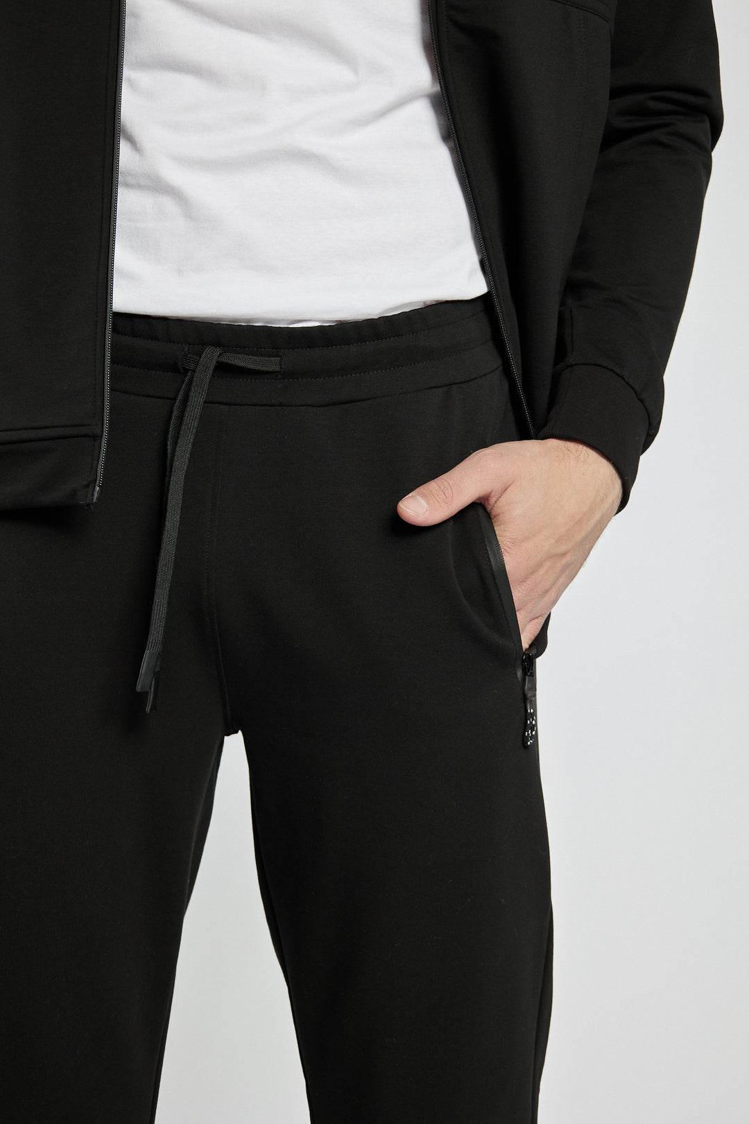 Czarny komplet dresowy w sportowym stylu