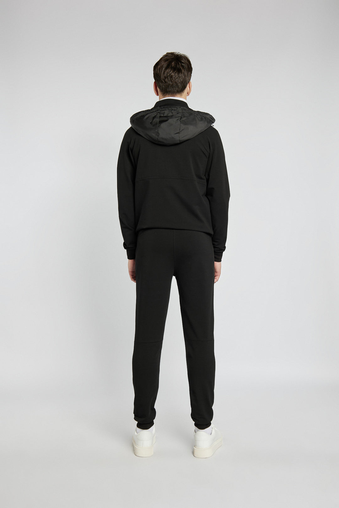 Czarny komplet dresowy w sportowym stylu