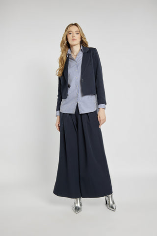 Elegancki zestaw z krótką marynarką i szerokimi spodniami