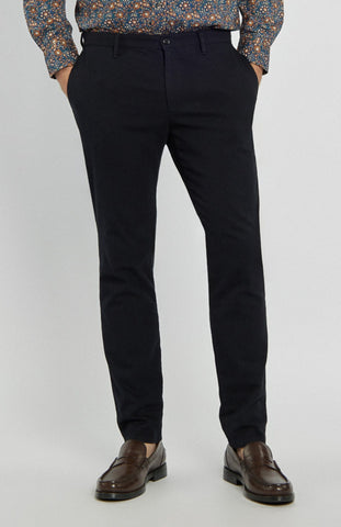 Męskie spodnie materiałowe granatowe o dopasowanym kroju