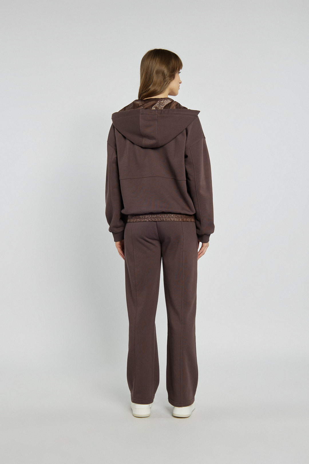Sportowy komplet bluza i spodnie w brązowym kolorze