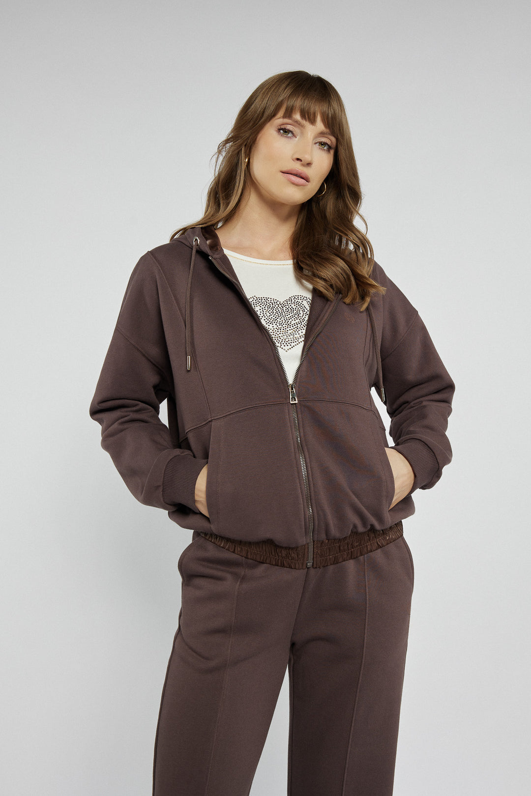 Sportowy komplet bluza i spodnie w brązowym kolorze