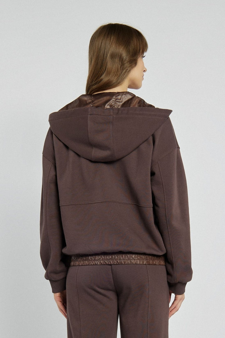 Sportowy komplet bluza i spodnie w brązowym kolorze