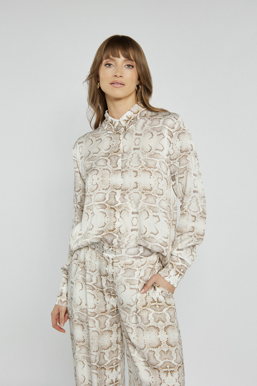 Komplet koszula i zwiewne spodnie ze zwierzęcym printem