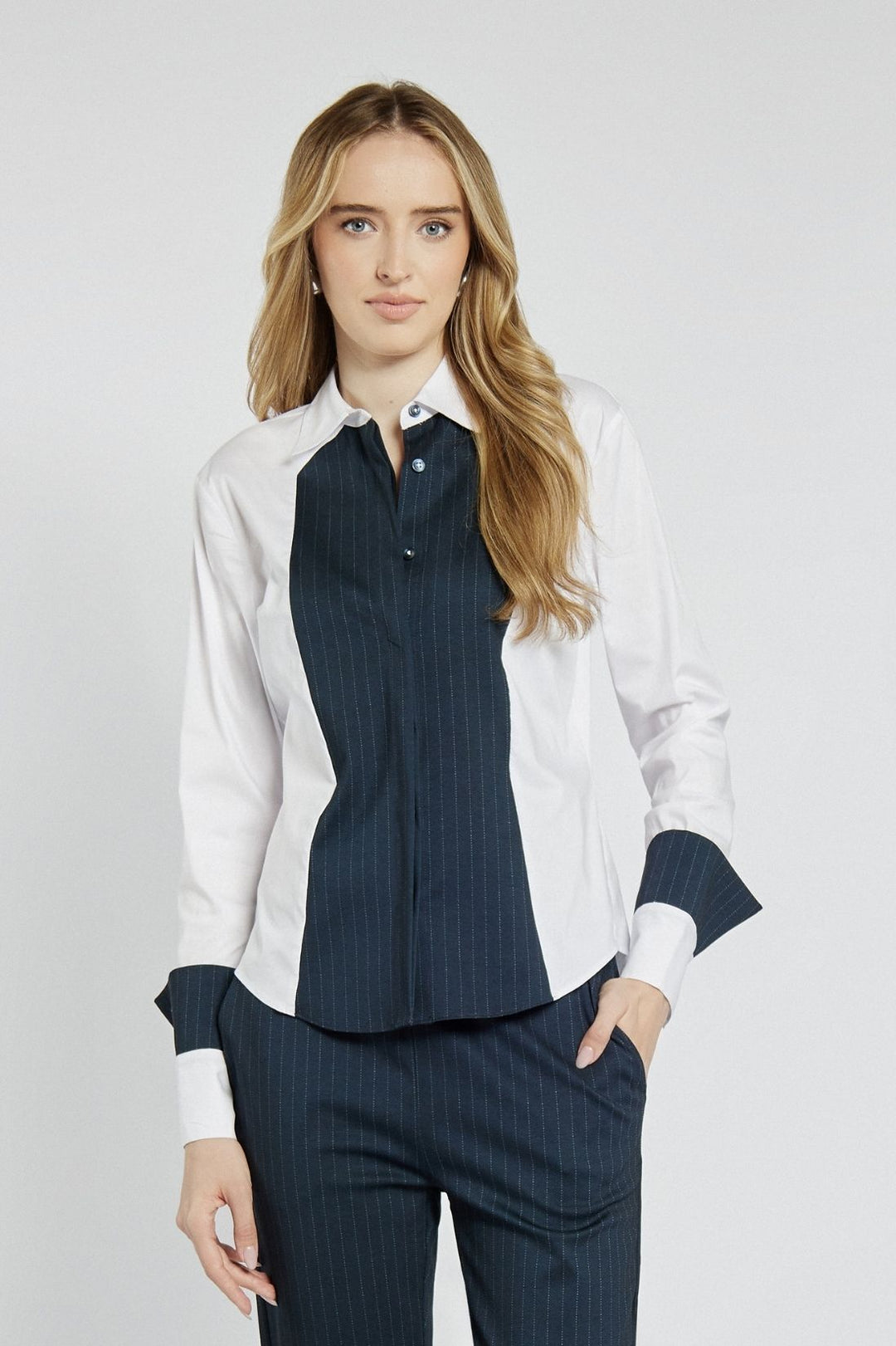 Elegancki komplet składający się z koszuli i spodni