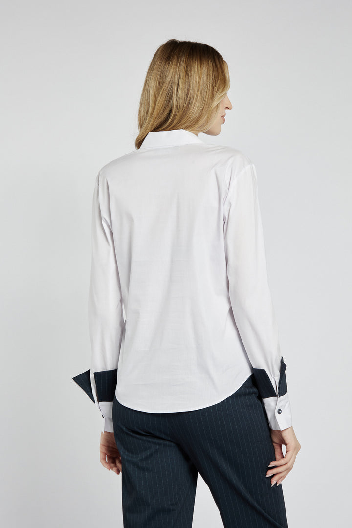 Elegancki komplet składający się z koszuli i spodni