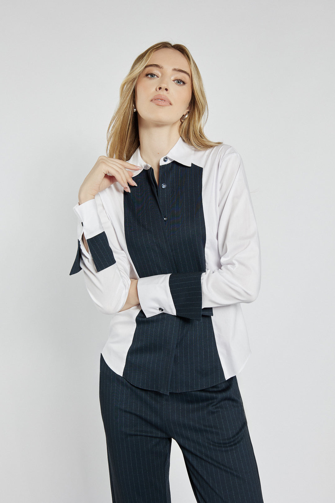 Elegancki komplet składający się z koszuli i spodni