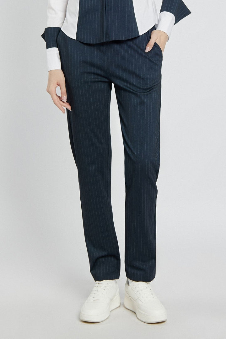 Elegancki komplet składający się z koszuli i spodni