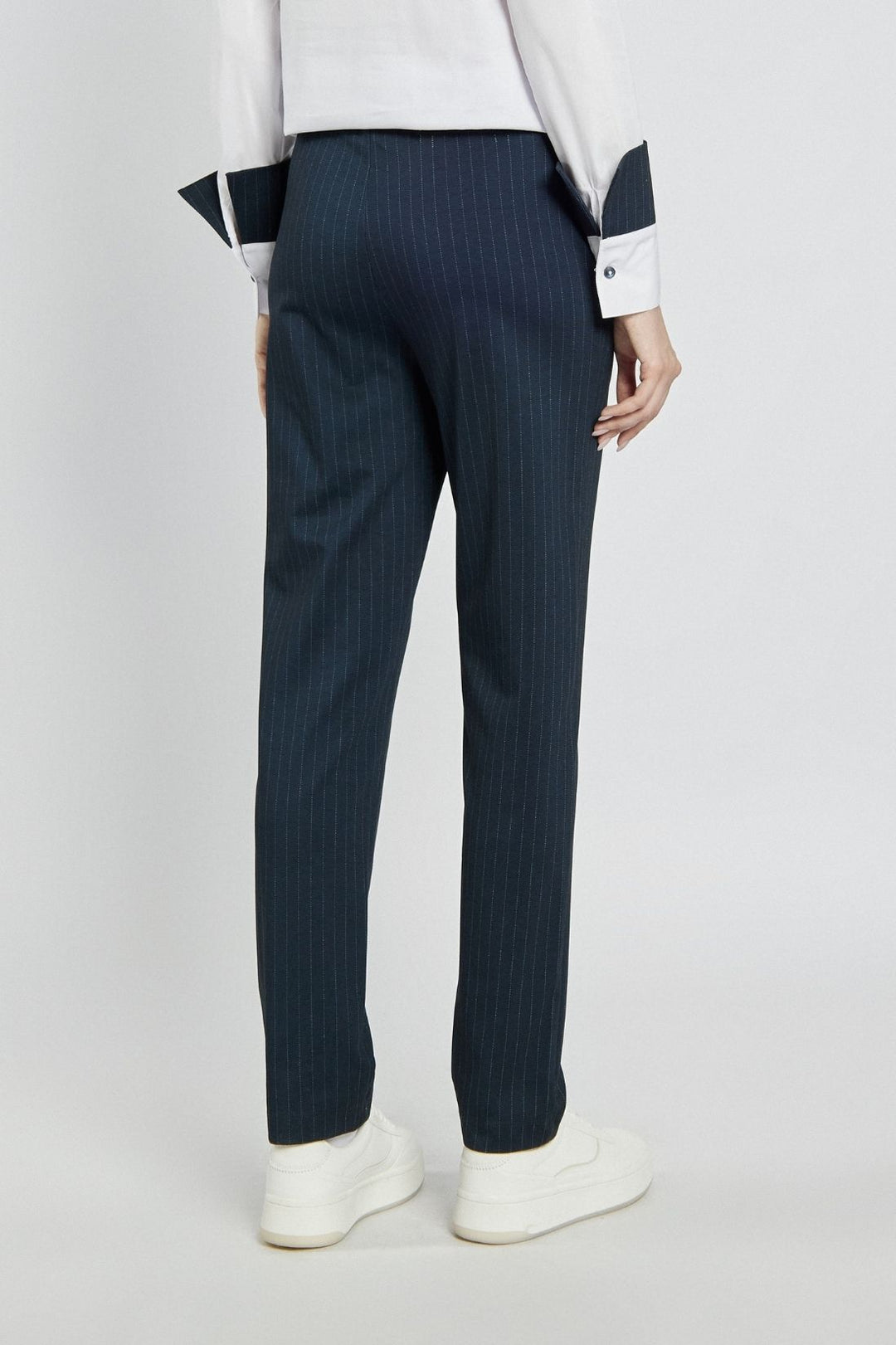 Elegancki komplet składający się z koszuli i spodni