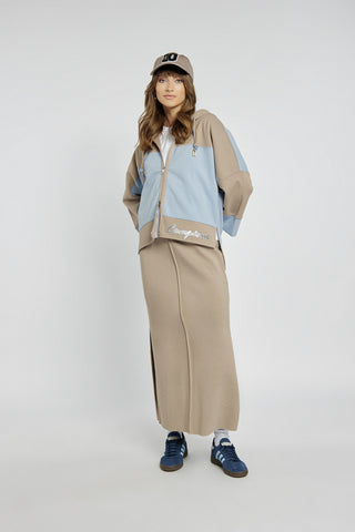 Dwukolorowy komplet z bluzą oversize i spódnicą maxi z rozcięciami