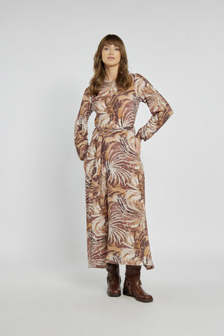 Długa sukienka w tropikalny wzór z paskiem