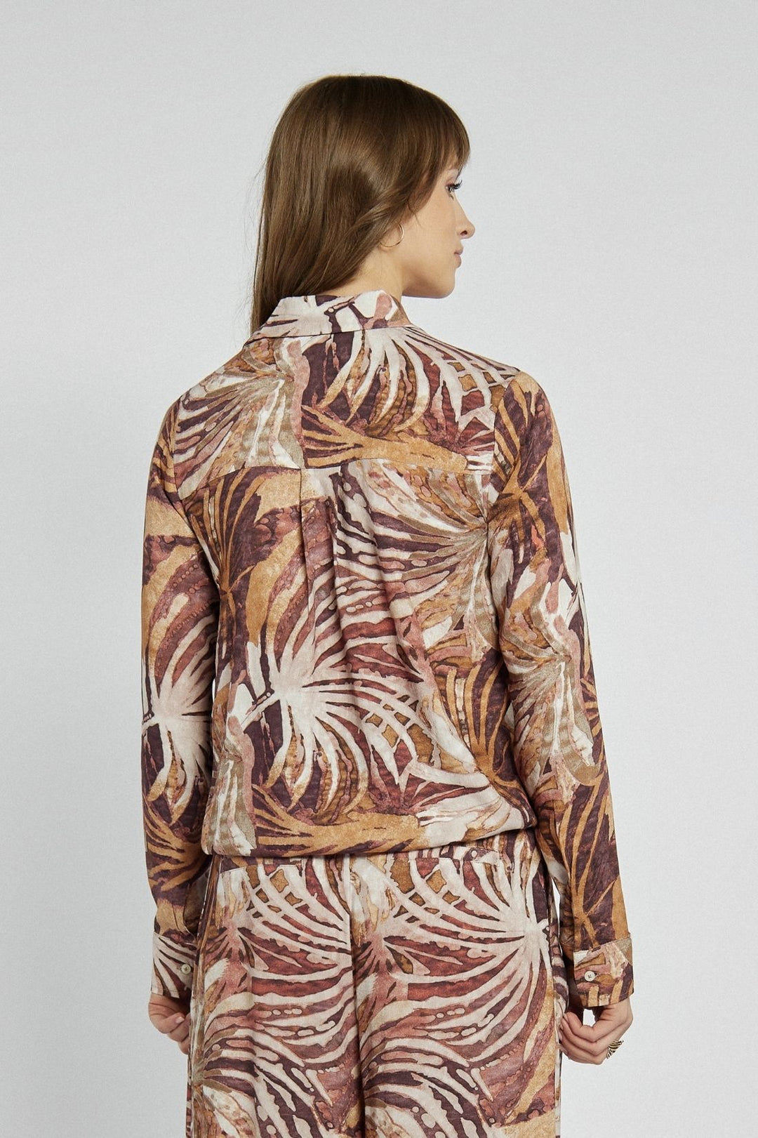 Komplet koszula i luźne spodnie w tropikalnym princie