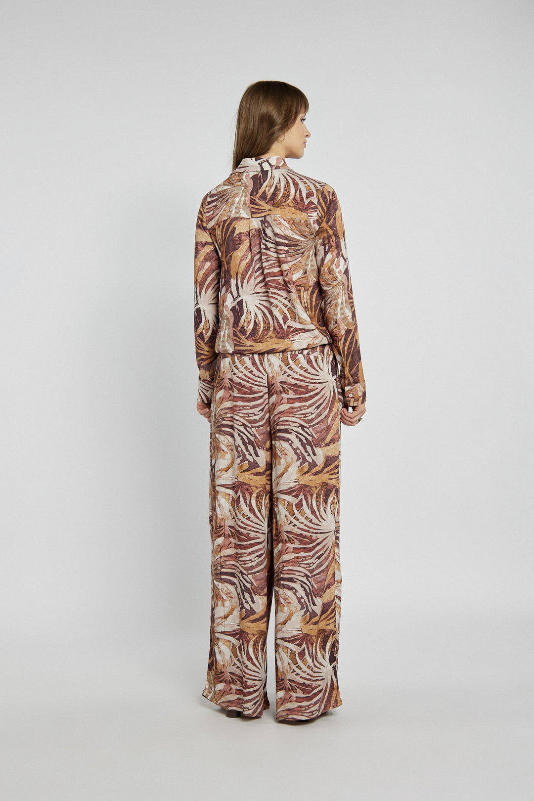 Komplet koszula i luźne spodnie w tropikalnym princie