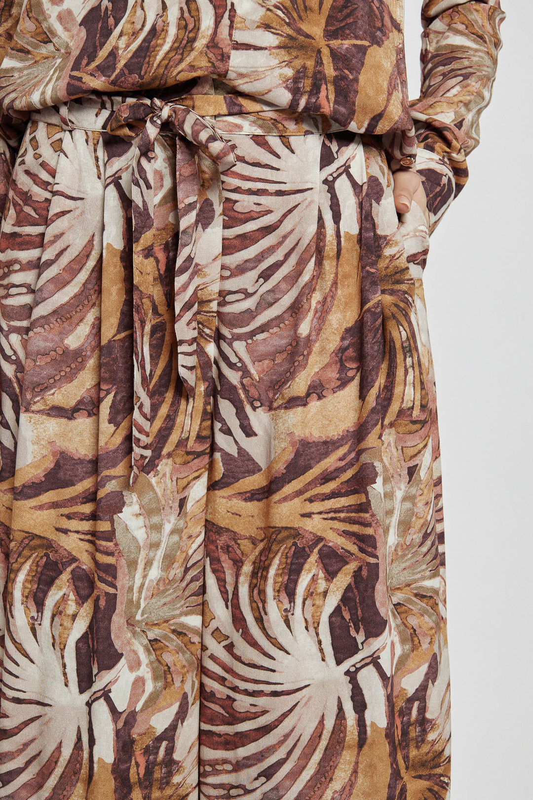 Komplet koszula i luźne spodnie w tropikalnym princie