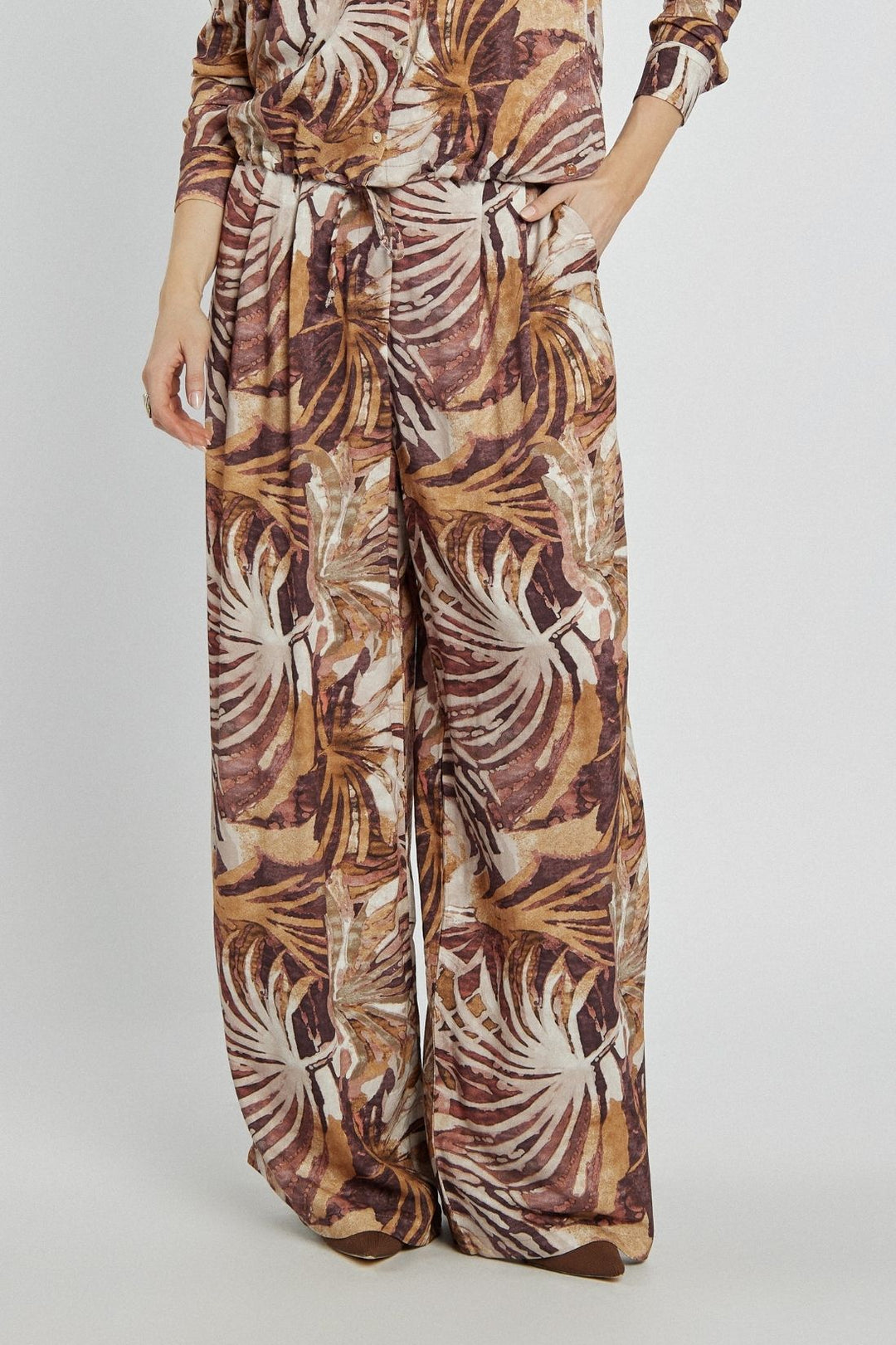 Komplet koszula i luźne spodnie w tropikalnym princie