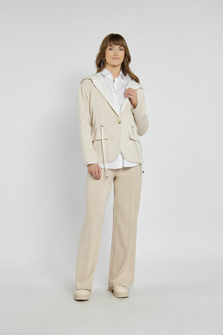 Beżowy komplet z marynarką z kapturem i spodniami