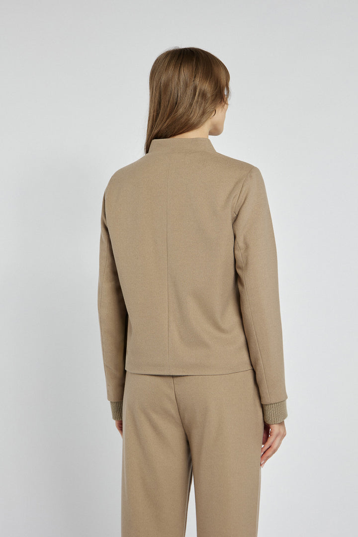 Klasyczny komplet składający się z żakietu i spodni w brązoym kolorze