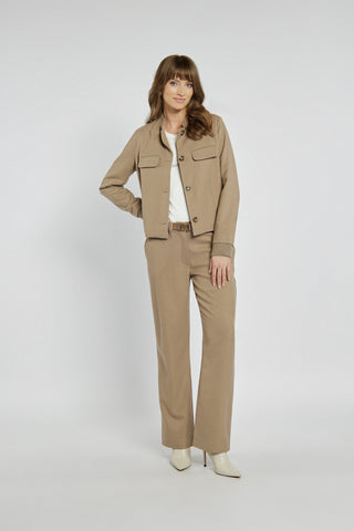 Klasyczny komplet składający się z żakietu i spodni w brązoym kolorze