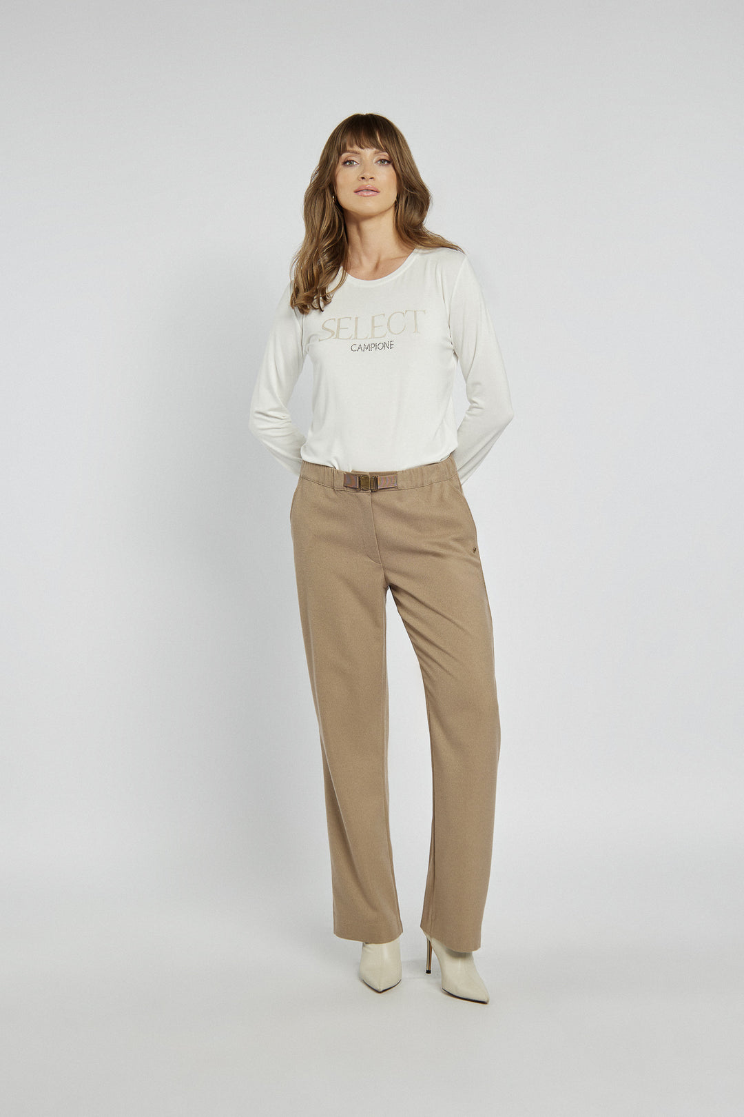 Klasyczny komplet składający się z żakietu i spodni w brązoym kolorze